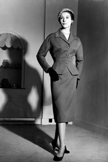 Image montrant une mannequin portant la jupe crayon de façon élégante. Cette jupe crayon provient de la collection "Savoie" par Christian Dior.