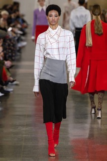 Image montrant un mannequin au défilé prêt-à-porter hiver 2019 par Victoria Beckham, portant une jupe crayon de façon atypique avec de la couleur.