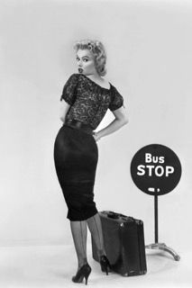 Image montrant Marilyn Monroe posant en top en dentelle et jupe crayon noire pour la promo du film Arrêt d'autobus.