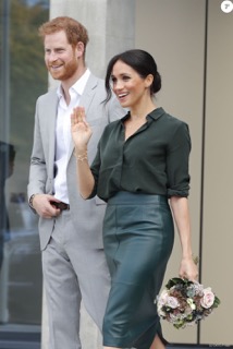 Image montrant le Prince Harry et Meghan Markle. Cette dernière porte une jupe crayon de façon chic et élégante.