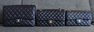 Image montrant de gauche à droite les différentes tailles du sac Timeless de chez Chanel : Maxi Jumbo, Jumbo, médium.