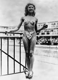 Image montrant Micheline Bernardini vêtu d'un maillot de bain deux-pièces, composé d'un string et d'un haut.