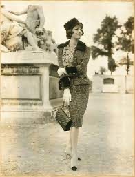 Image montrant Marie-Hélène Arnaud qui porte un tailleur en tweed Chanel de la collection automne-hiver 1950-1960 et le sac Chanel 2.55.