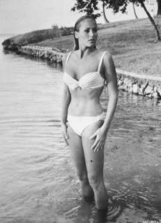 Image montrant Ursula Andress qui sort de l'eau dans un bikini blanc mouillé.