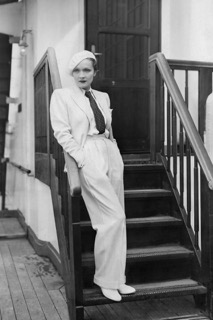 Image montrant Marlene Dietrich portant un tailleur-pantalon en 1933.