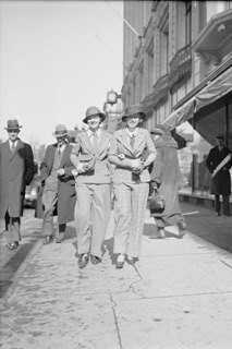 Image montrant des femmes dans les rues de Washington. Chacune porte un tailleur-pantalon.