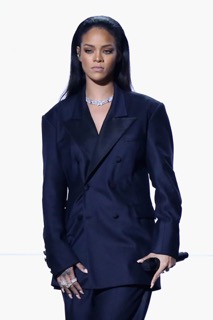 Image montrant Rihanna à la cérémonie des Grammy Awards en février 2018 à Los Angeles qui portait un tailleur-pantalon très élégant et chic.