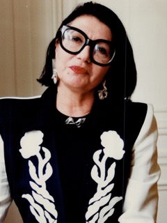 Image montrant Emmanuelle Khanh portant les célèbres lunettes qu'elle a créées en 1971.