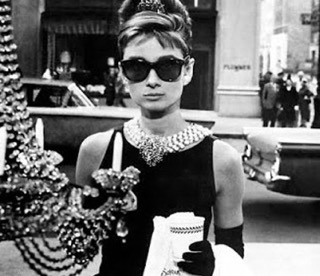 Image montrant Audrey Hepburn et ses lunettes oversize noires.