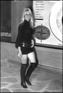 Image en noir et blanc, montrant la fameuse Brigitte Bardot portant une mini-jupe.