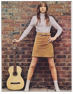 Image montrant la célèbre Françoise Hardy portant une mini-jupe, accompagnée de sa guitare sur la photo qui date de 1966.