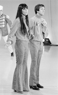 Image montrant ceux ayant popularisé le pantalon pattes d'eph : Cher et Sonny Bono en 1967.