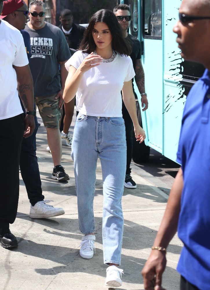 Image montrant le jean mom porté par la fameuse personnalité de la télévision, Kendall Jenner.