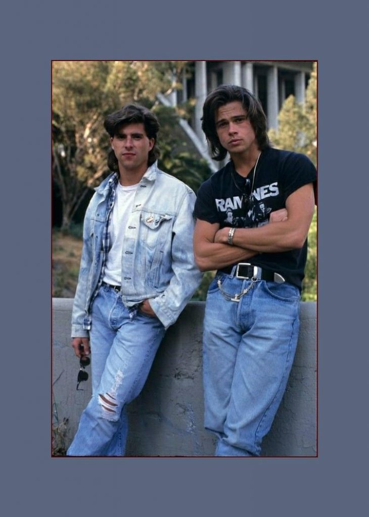 Image montrant Brad Pitt et son ami en total look jean, datant de 1989.