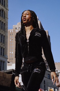 femme portant un jogging gant x juicy couture noir