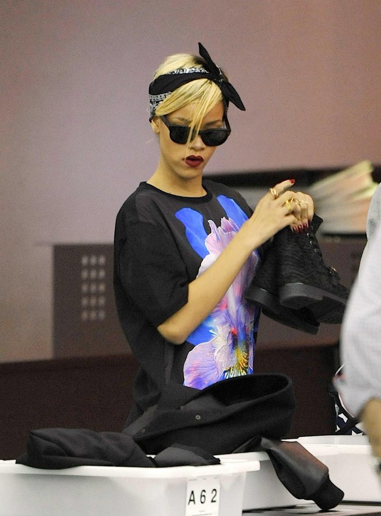 Image montrant Rihanna avec un bandana noir avec des motifs blanc en 2012.