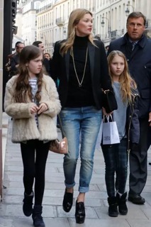 Kate Moss porte un jean boyfriend délavé entourée de ses enfants