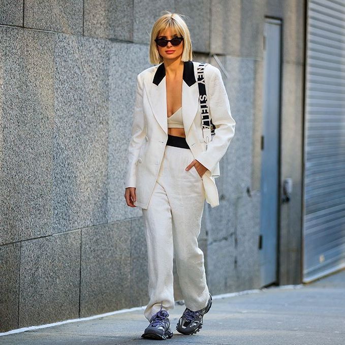 Image montrant une femme portant un tailleur-pantalon avec des dad shoes.