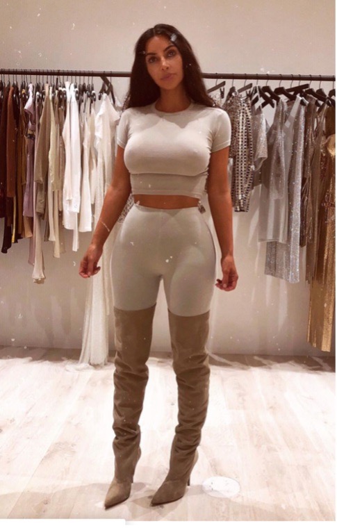 Image montrant Kim Kardashian portant un legging de façon chic.