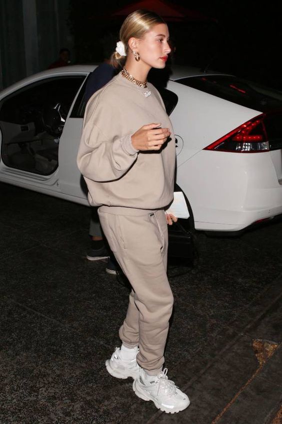 Image montrant Hailey Bieber portant un survêtement avec des dad shoes blanches.