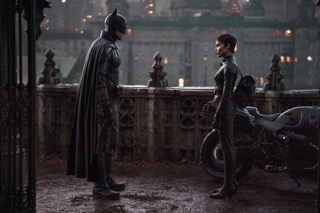  Batman et Catwoman qui se rencontrent dans le film