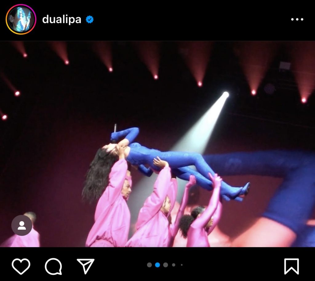 Dua Lipa en concert dans un catsuit bleu