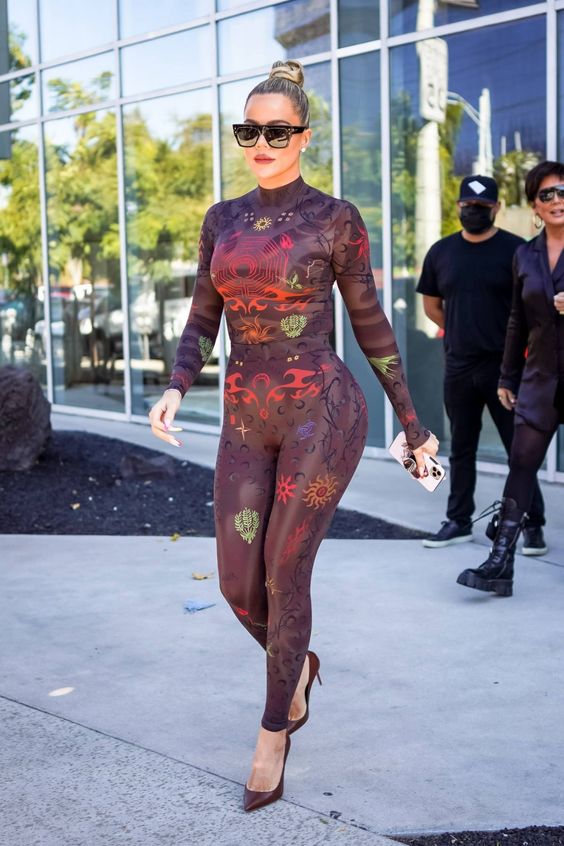 Khloe Kardashian portant une combinaison catsuit longue 