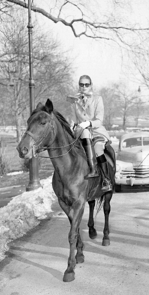Image montrant Grace Kelly avec des bottes cavalières sur un cheval.