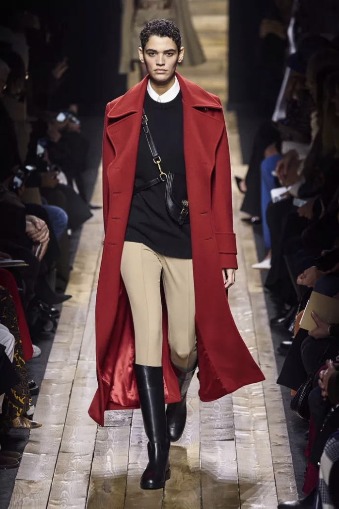Image montrant un mannequin portant des bottes cavalières lors du défilé de Michael Kors automne-hiver 2020-2021.