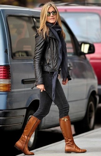 Image montrant Jennifer Aniston avec ses bottes cavalières camel, les accordant avec un jean slim noir.